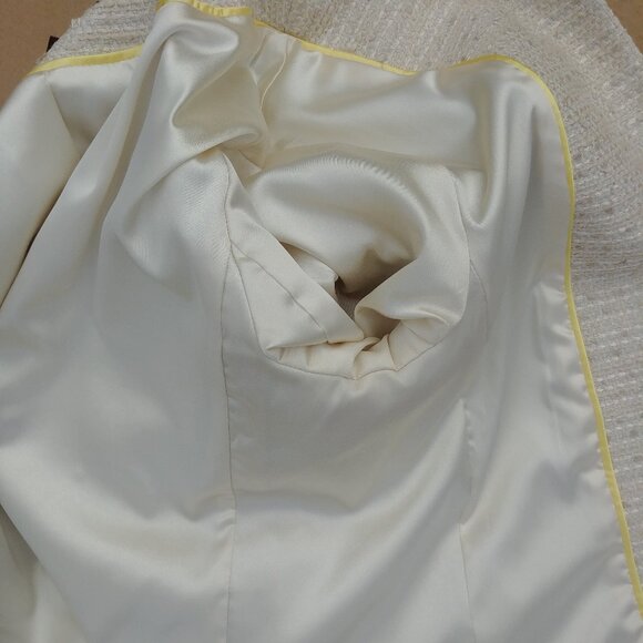 Elegant White Tweed Coat - Picture 14 of 15